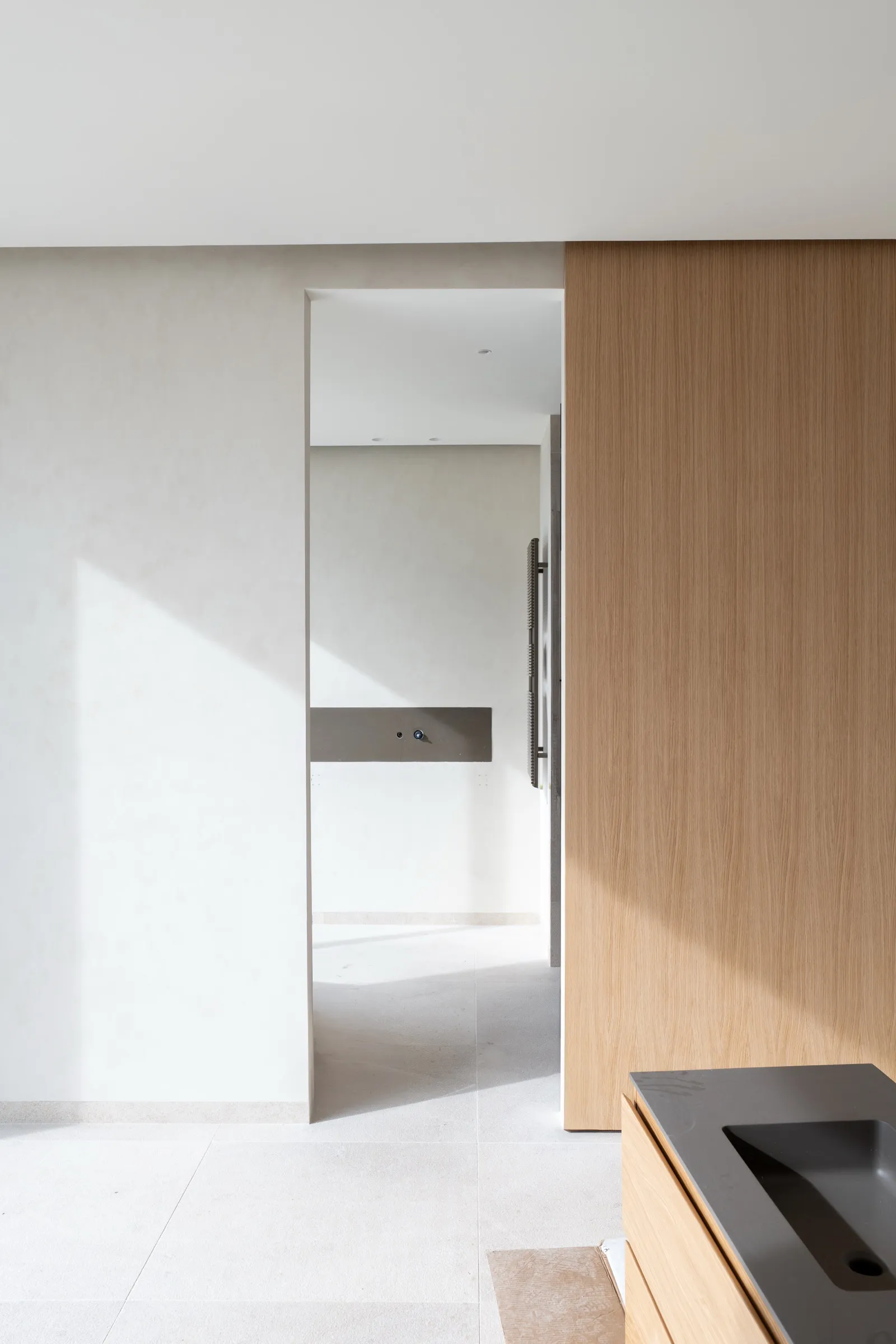 Acabados interiores con pladur y revestimiento de madera en cocina de villa en Mallorca