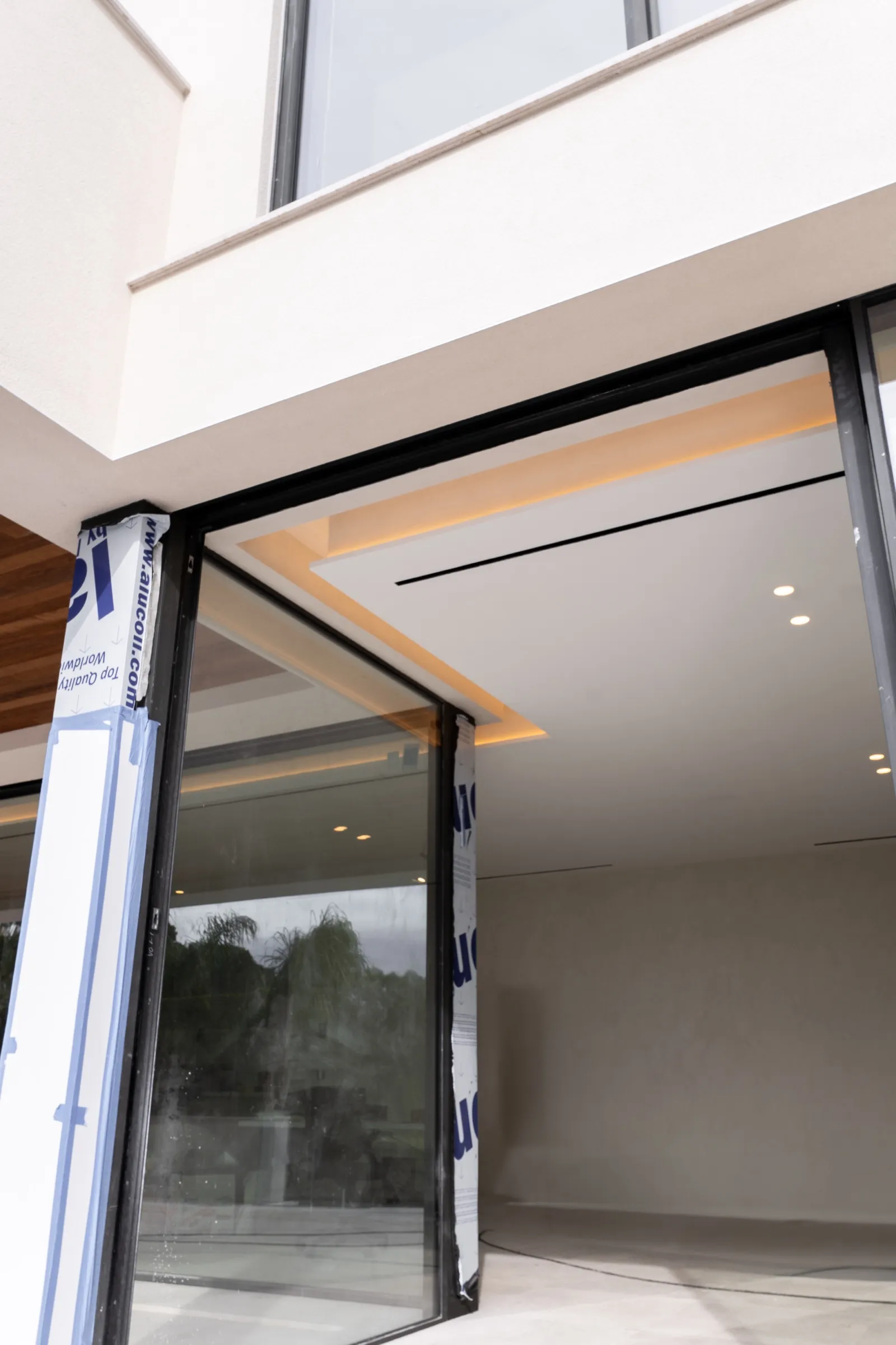 Detalle exterior de falso techo con iluminación LED integrada en villa de Mallorca