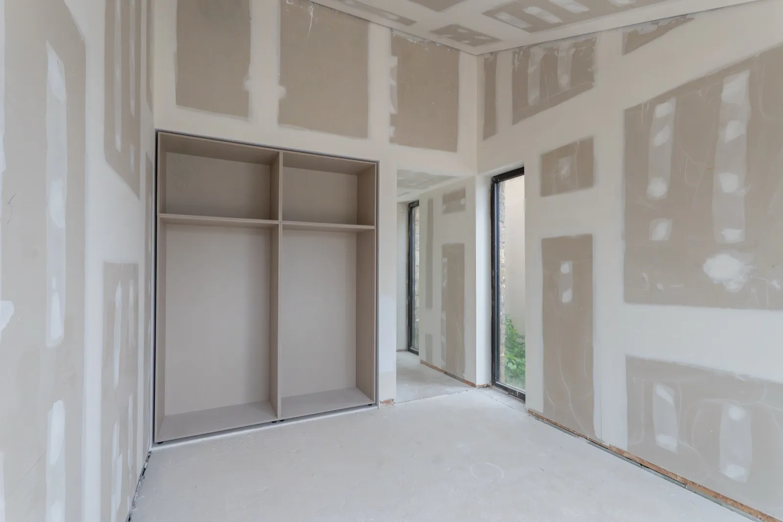 Habitación con armario empotrado de pladur y falso techo en vivienda de Mallorca