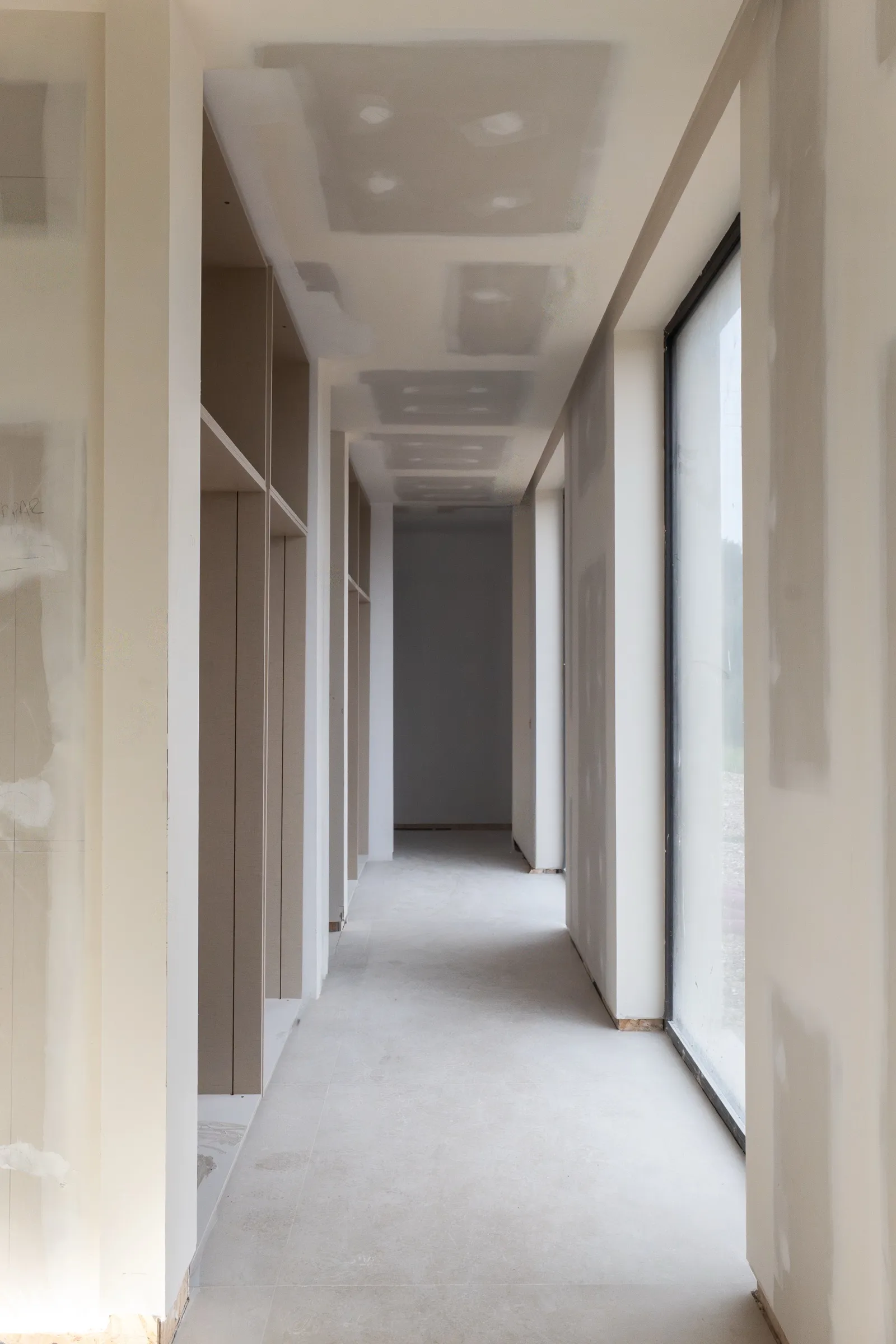 Pasillo con tabiques divisorios de pladur en villa de nueva construcción en Mallorca