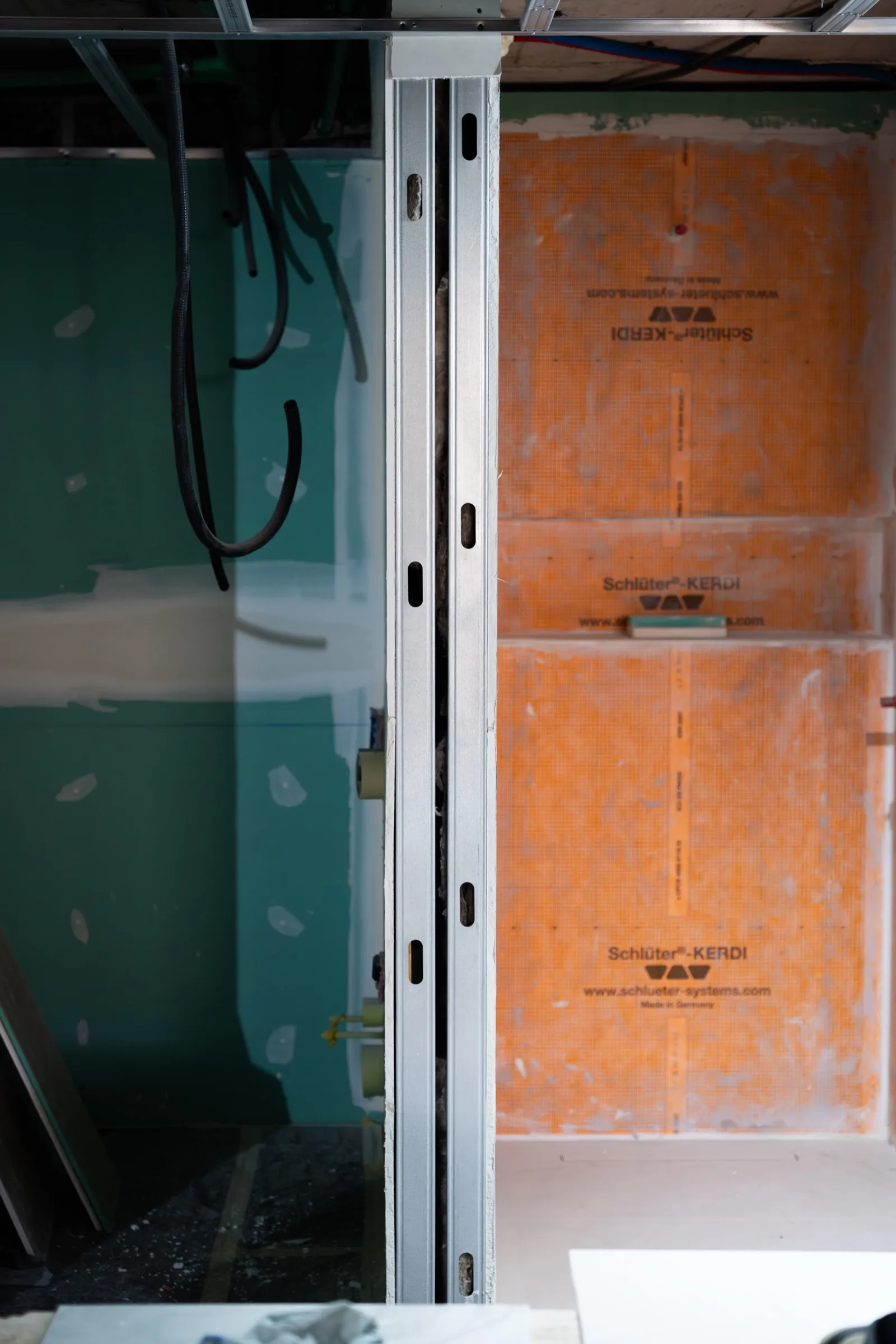 Reforma de baño con pladur hidrófugo y membrana impermeabilizante Schlüter-KERDI en Mallorca