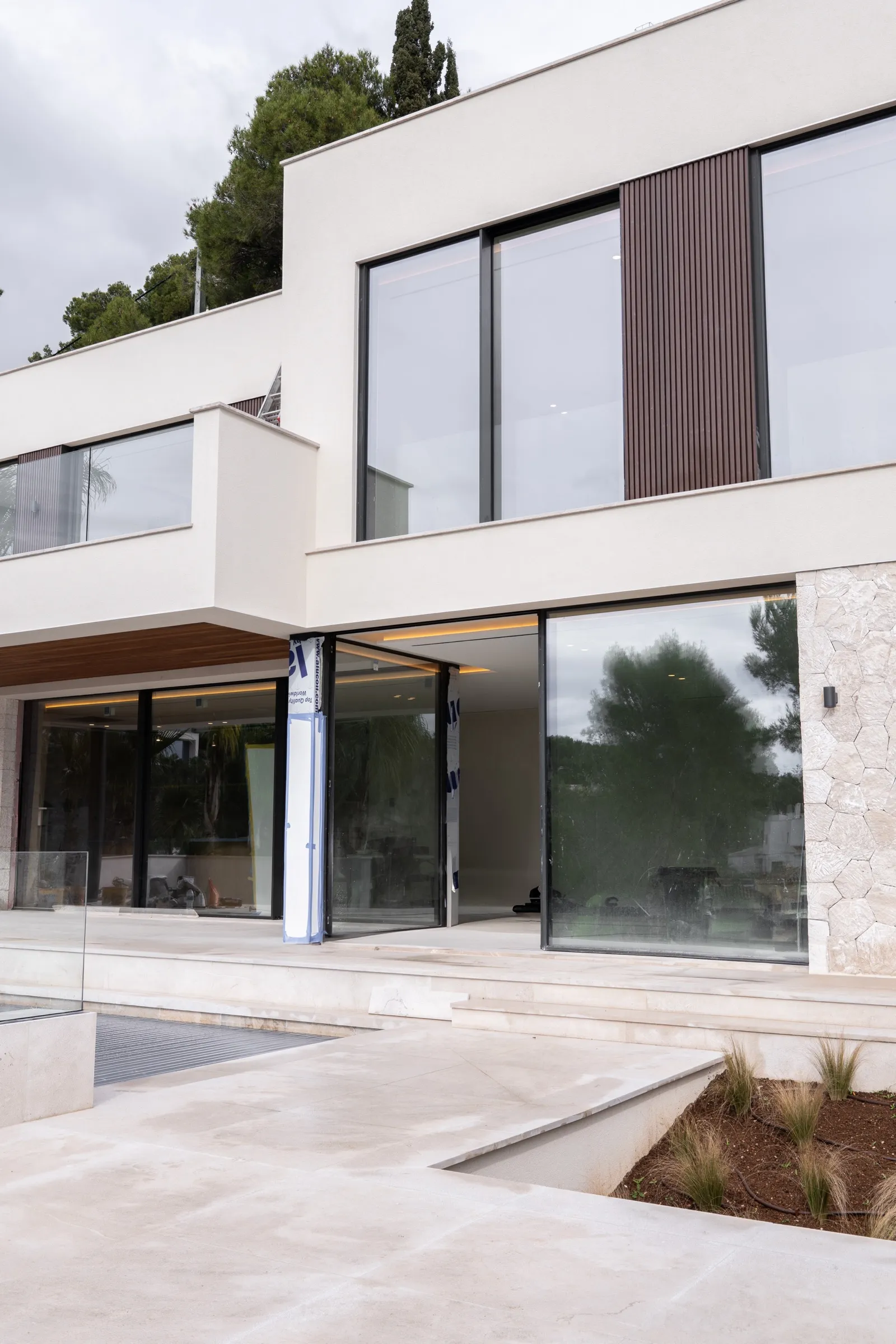 Fachada de villa de obra nueva con instalación integral de pladur en Mallorca